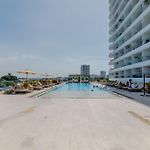 Encantador y moderno estudio con piscina a pasos del aeropuerto