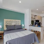 Encantador y moderno estudio con piscina a pasos del aeropuerto